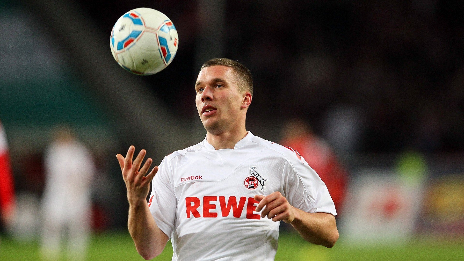 詹姆斯带伤坚持比赛展现职业精神，詹姆斯受伤了